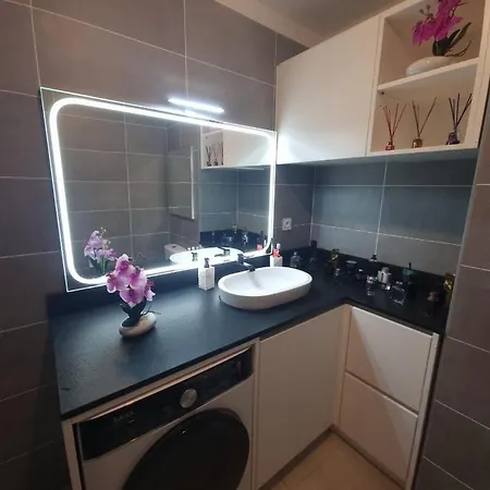 Apartment F2 *